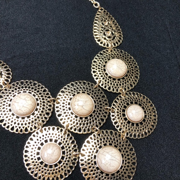 Avon Woman’s Necklace and earring Set Gold Tone - Picture 3 of 3